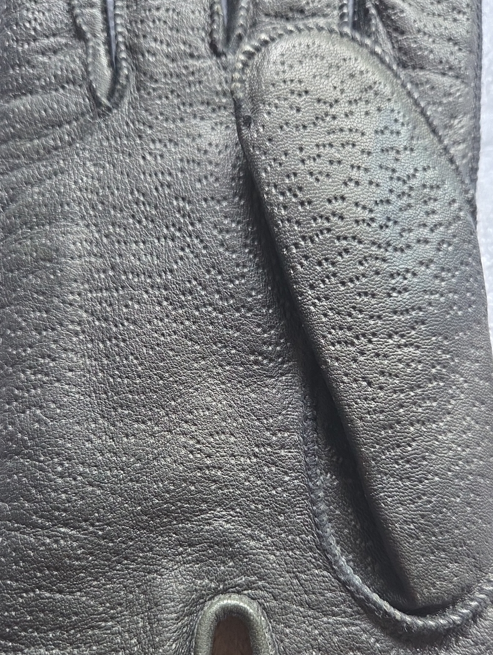 isotoner ...women or  Mens  Black Leather Gloves...unworn ..no Tags. - Picture 6 of 15